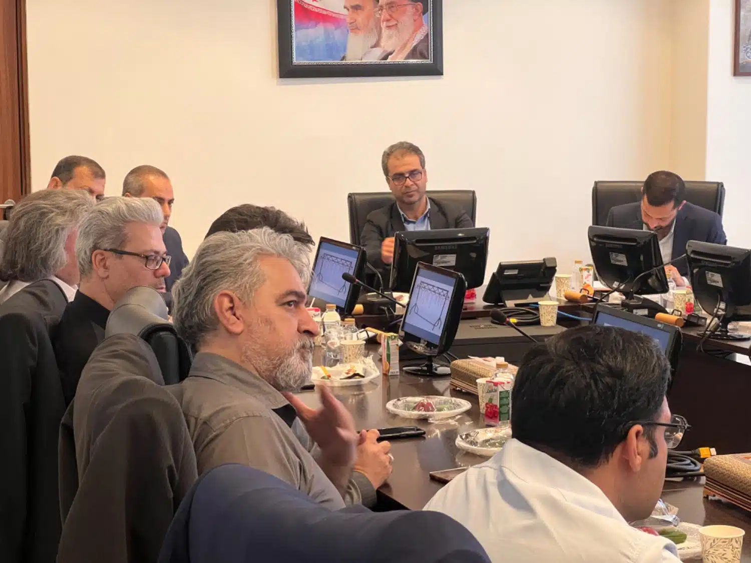 IMG_0636 جلسه راهبردی آشنایی با مفاهیم بنیادی business architecture با حضور مدیریت محترم عامل هلدینگ جناب آقای دکتر حمیدیان شورمستی بهمراه مدیران ارشد هلدینگ و شرکت های تابعه